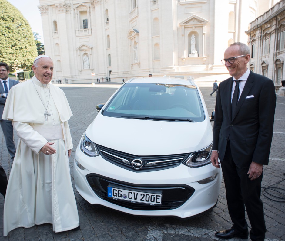 Elektryczny Opel Ampera E dla Papieża