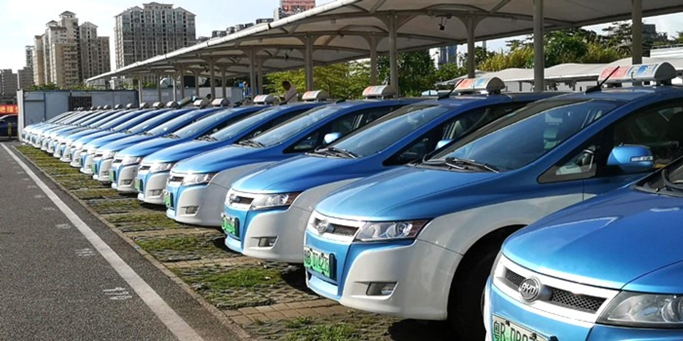 Shenzhen było pierwszym miastem na świecie, które już w 2017 r. zelektryfikowało całą 16-tysięczną flotę autobusów, a rok później — taksówek. Ponad 90 proc. tamtejszych śmieciarek i większość dostawczaków też jest elektryczna. W ślad za Shenzhen poszły Pekin, Kanton i dziesiątki innych miast. Ogółem po Chinach jeździ 690 tys. autobusów na prąd. Reszta świata ma ich 90 tys.
