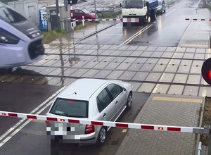 82-letni kierowca Skody niemal wjechał pod pociąg [Nagranie z monitoringu]