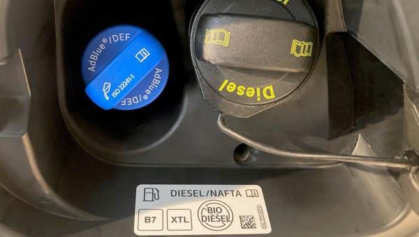 Oznaczenie "XTL" pod klapką wlewu paliwa