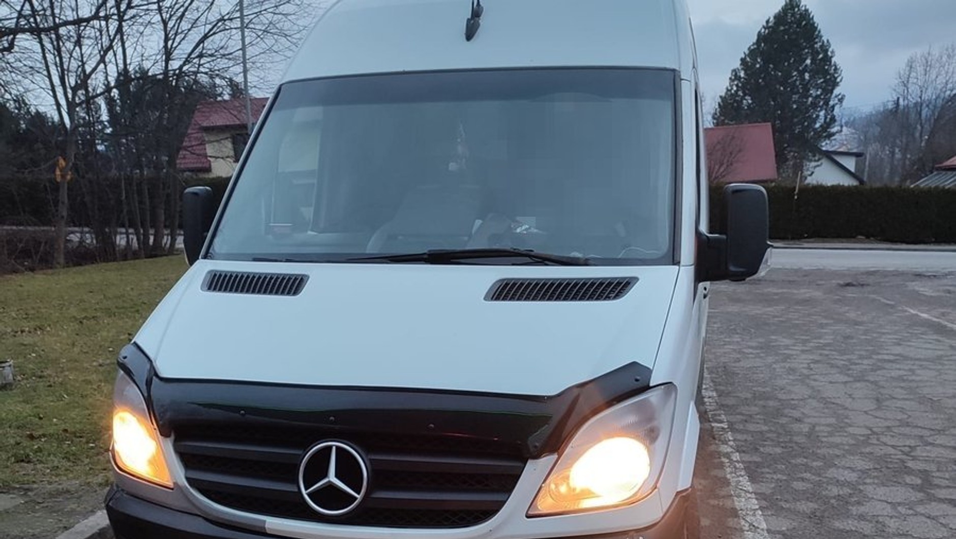 Kierowca Mercedesa jechał za szybko i wiózł zbyt dużo osób