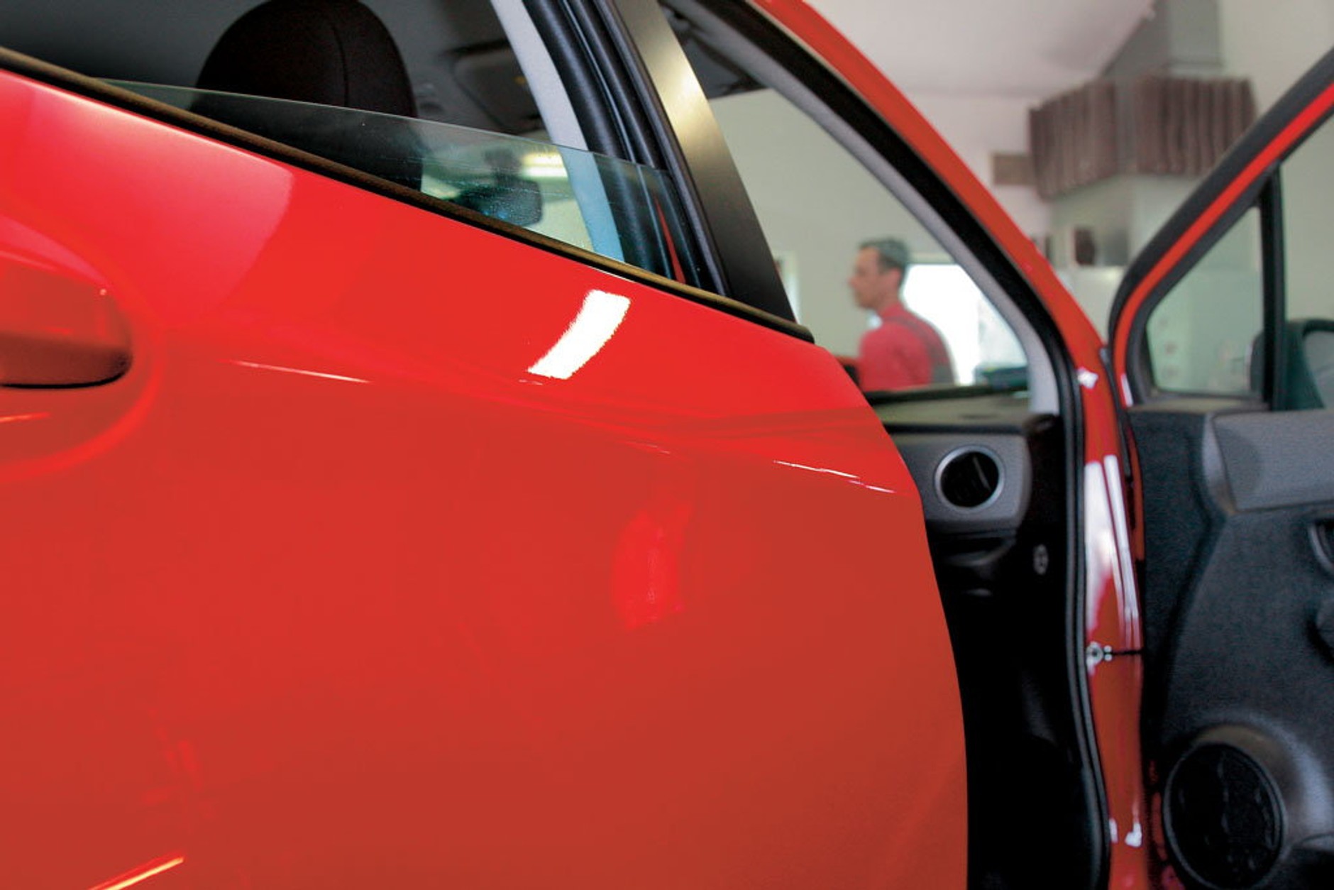 Usuwanie śladów drobnych wgniotek parkingowych