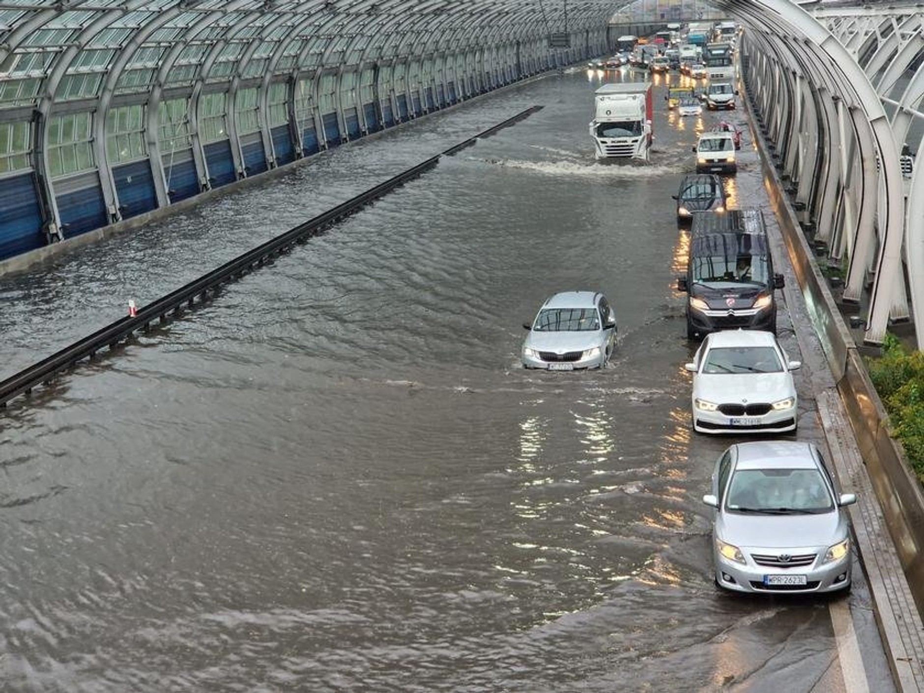 Zalana trasa S8 w Warszawie