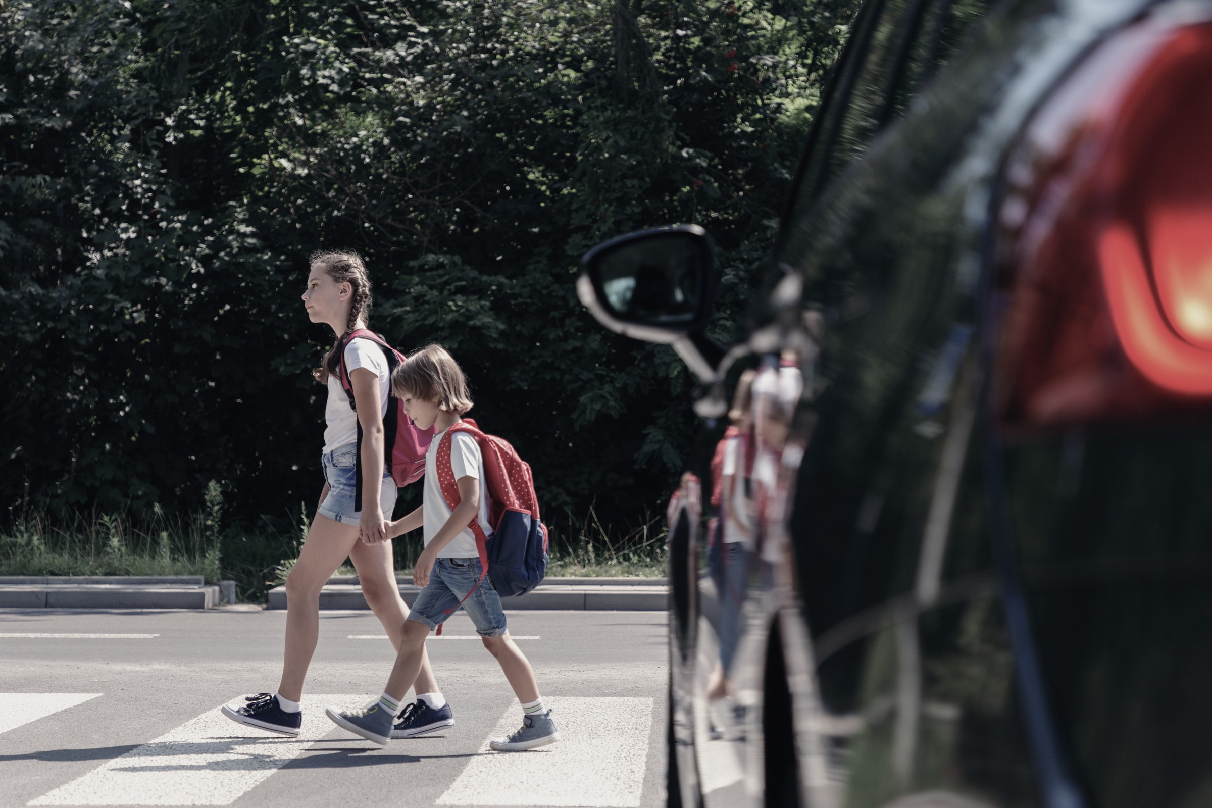 Czy można jechać, gdy pieszy wciąż jest na przejściu? Stawką mandat 1500 zł – wyjaśniamy