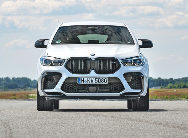 Kompletnie zniszczone BMW X6 M wróciło do żywych i jeździ