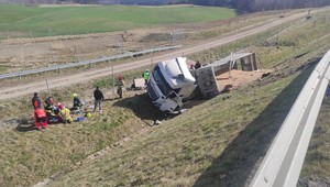 Droga S7: ciężarówka ze zbożem wypadła z drogi i wpadła do rowu