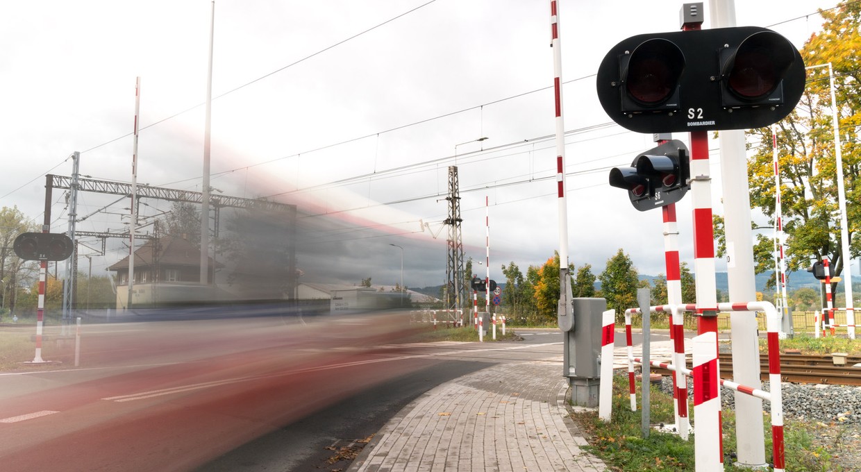 Koniec ryzykownego zachowania kierowców. Na przejazdach kolejowych staną fotoradary