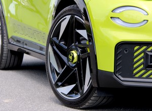 280-konny Abarth 600e jest produkowany w Polsce. Potrafi zaskoczyć dźwiękiem