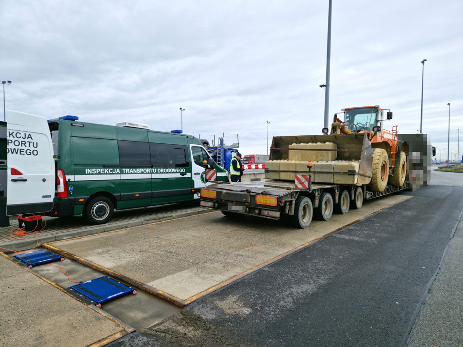 Kontrola transportu budowalnej ładowarki