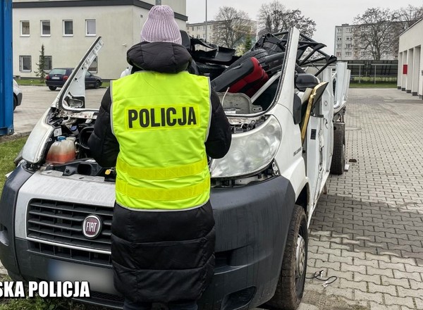 Rozkręcali skradzione auto. Wtedy pojawiła się policja