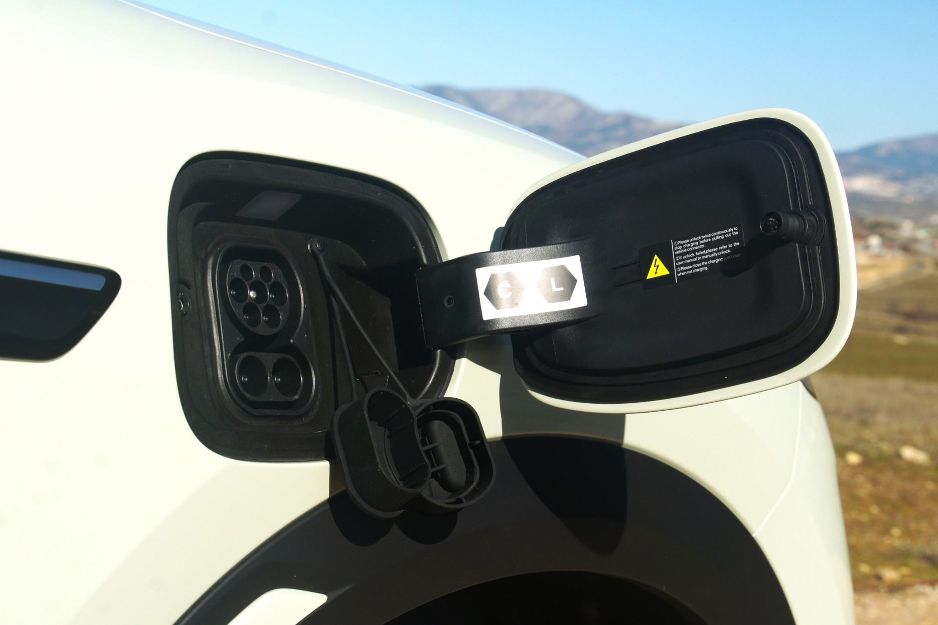 Port ładowania w błotniku Atto 2