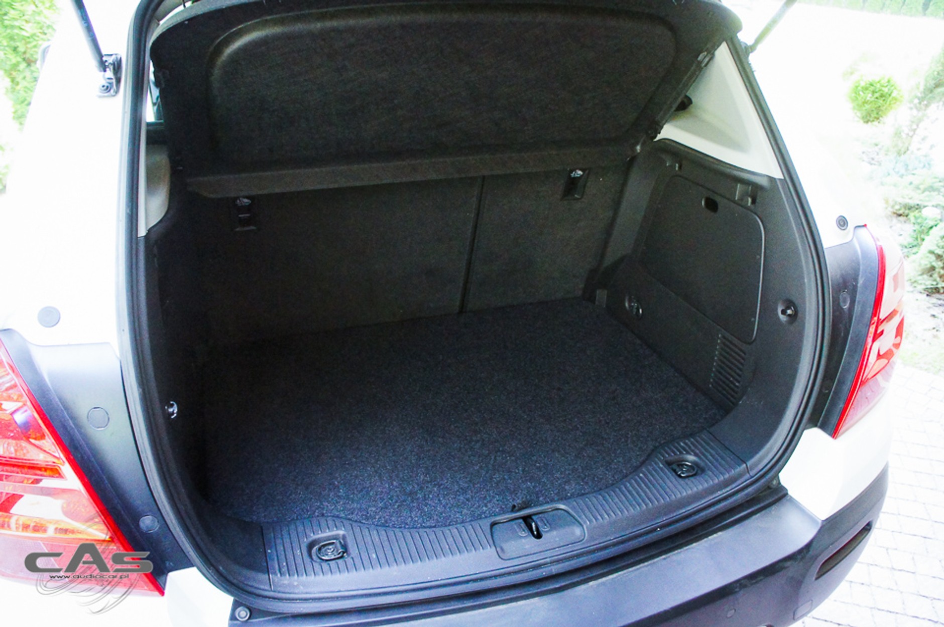 Funkcjonalność bez zmian: subwoofer i wzmacniacz ukryte pod podłogą