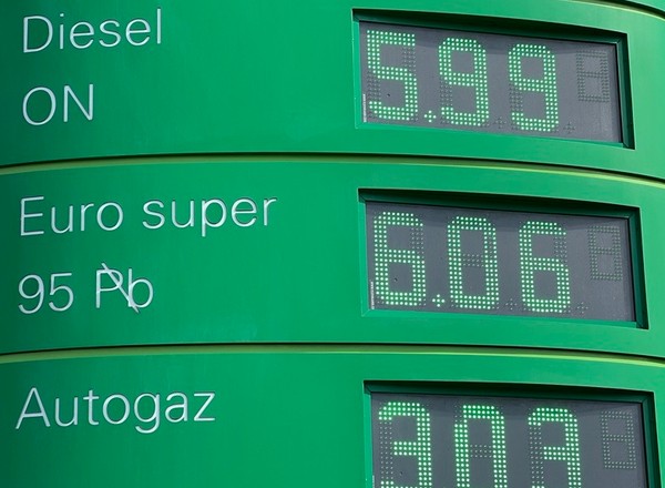 Ceny paliw w Polsce ostro pikują. Ale nie wszyscy kierowcy mają powody do radości
