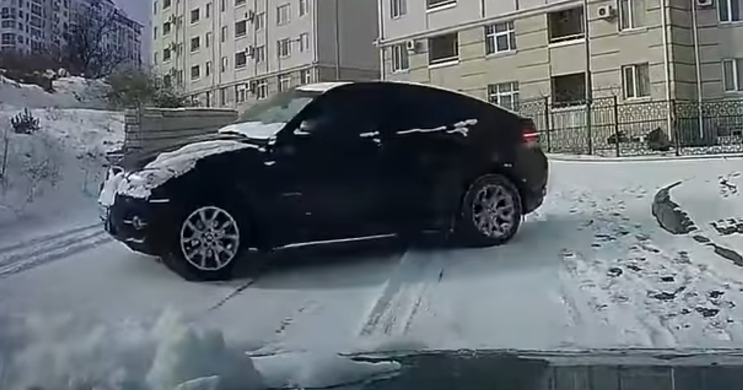BMW X6 w poślizgu na zaśnieżonej ulicy