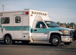 Karetka GMC 3500 stała się kamperem i jest na sprzedaż