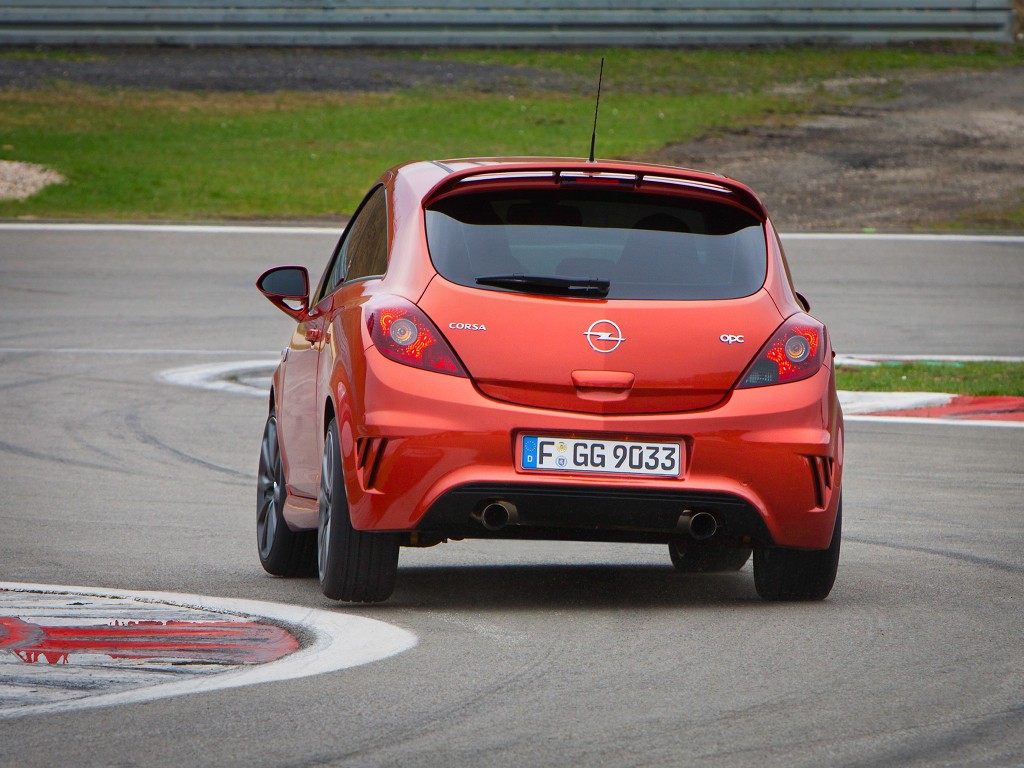 Wyjątkowy Vauxhall/Opel Corsa przyłapany na Nürburgringu