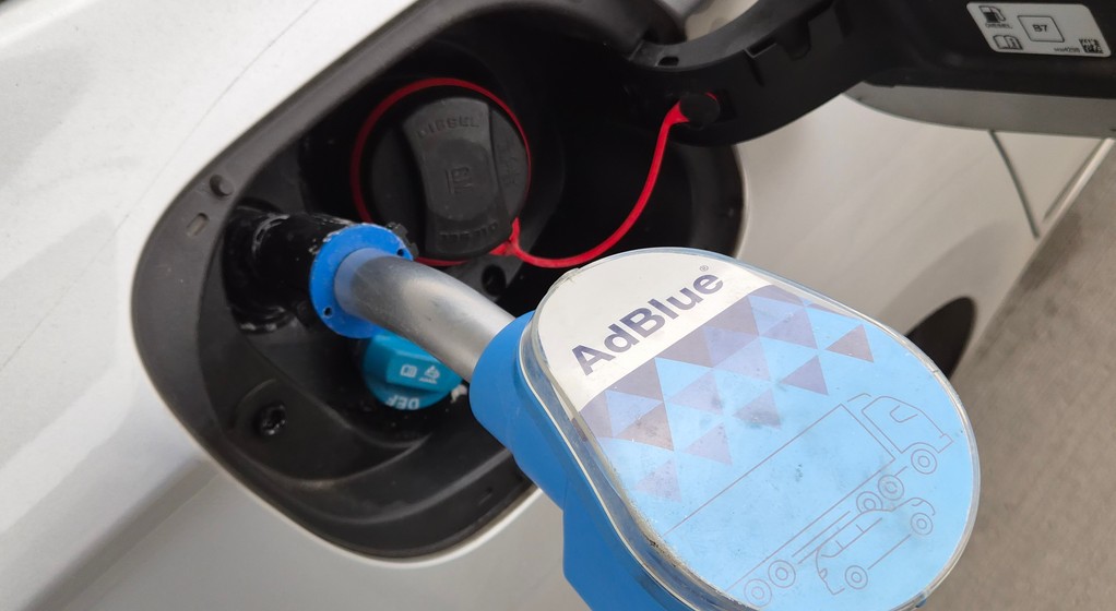 W wielu modelach aut wlew AdBlue znajduje się tuż przy wlewie oleju napędowego – wystarczy chwila nieuwagi...