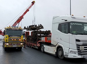 Inspektorzy zatrzymali transport podkładów pod wózki kolejowe. Musiał przyjechać dźwig