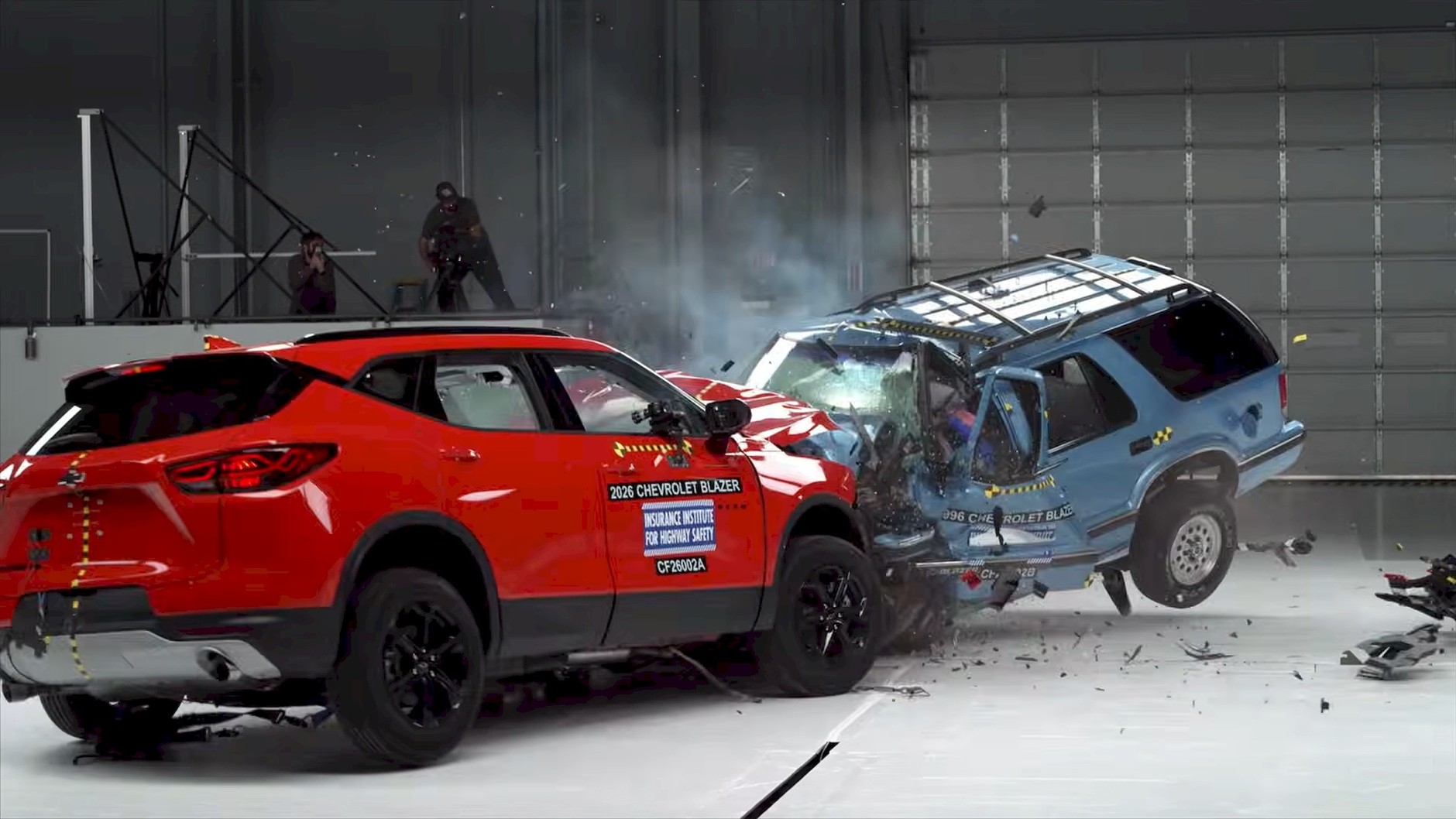 Stary Chevrolet Blazer praktycznie zmiażdżył siedzącego w nim kierowcę