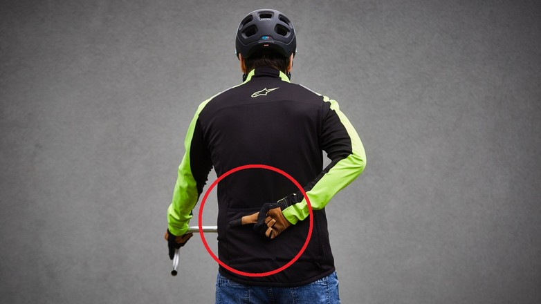 Ten gest rowerzystów jest szczególnie cenną informacją dla kierowców (fot. Skoda, welovecycling.com)