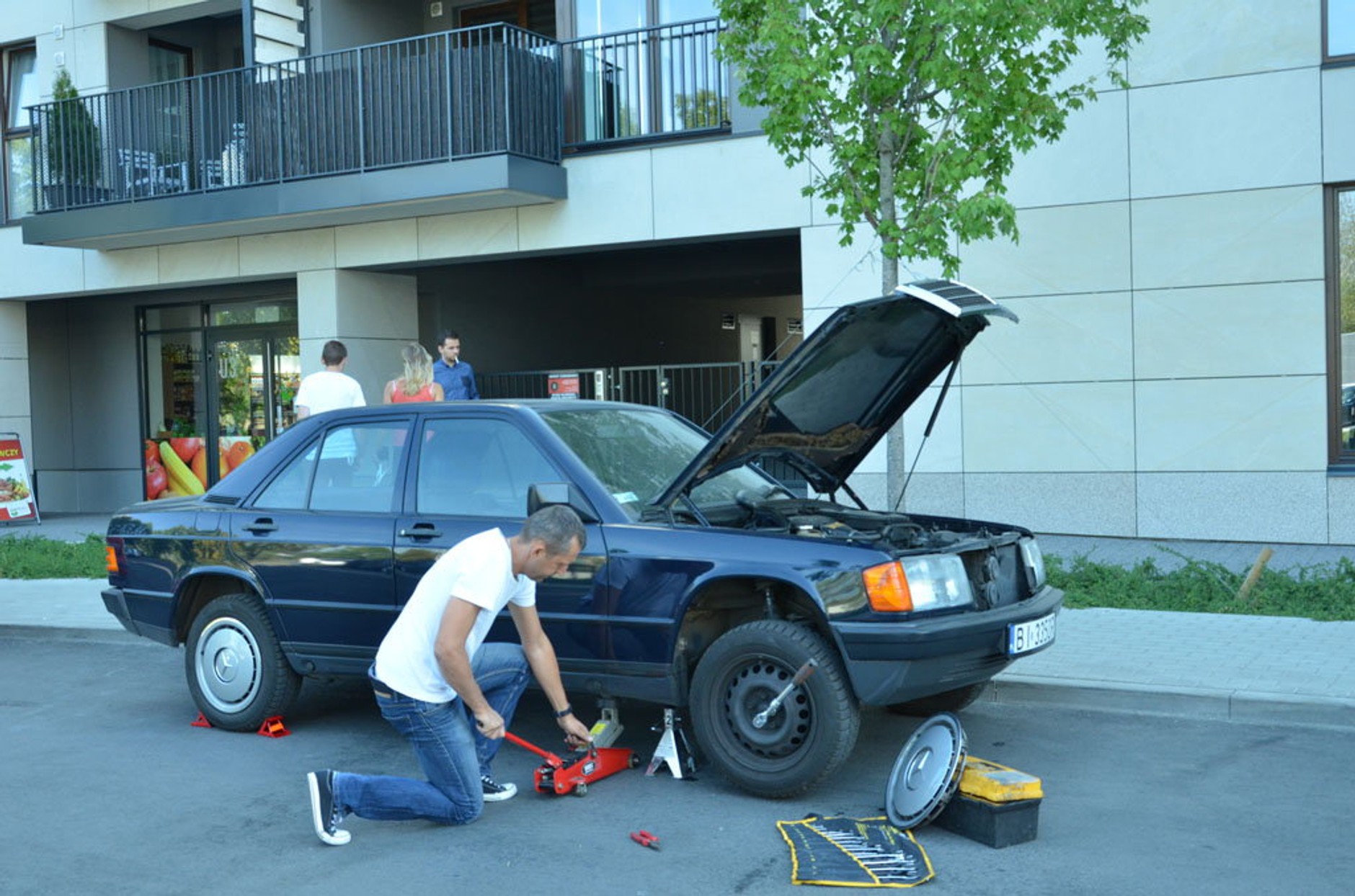 Nie baw się w mechanika na parkingu
