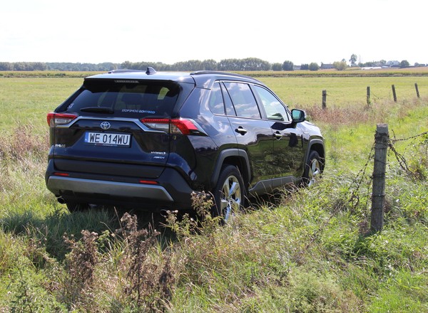 Toyota RAV4 Hybrid AWD – pełnoprawny i oszczędny SUV