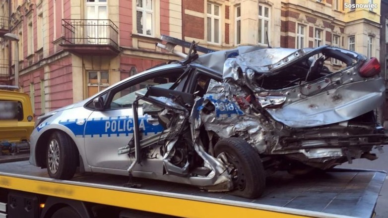 Policyjny radiowóz staranowany przez cysternę