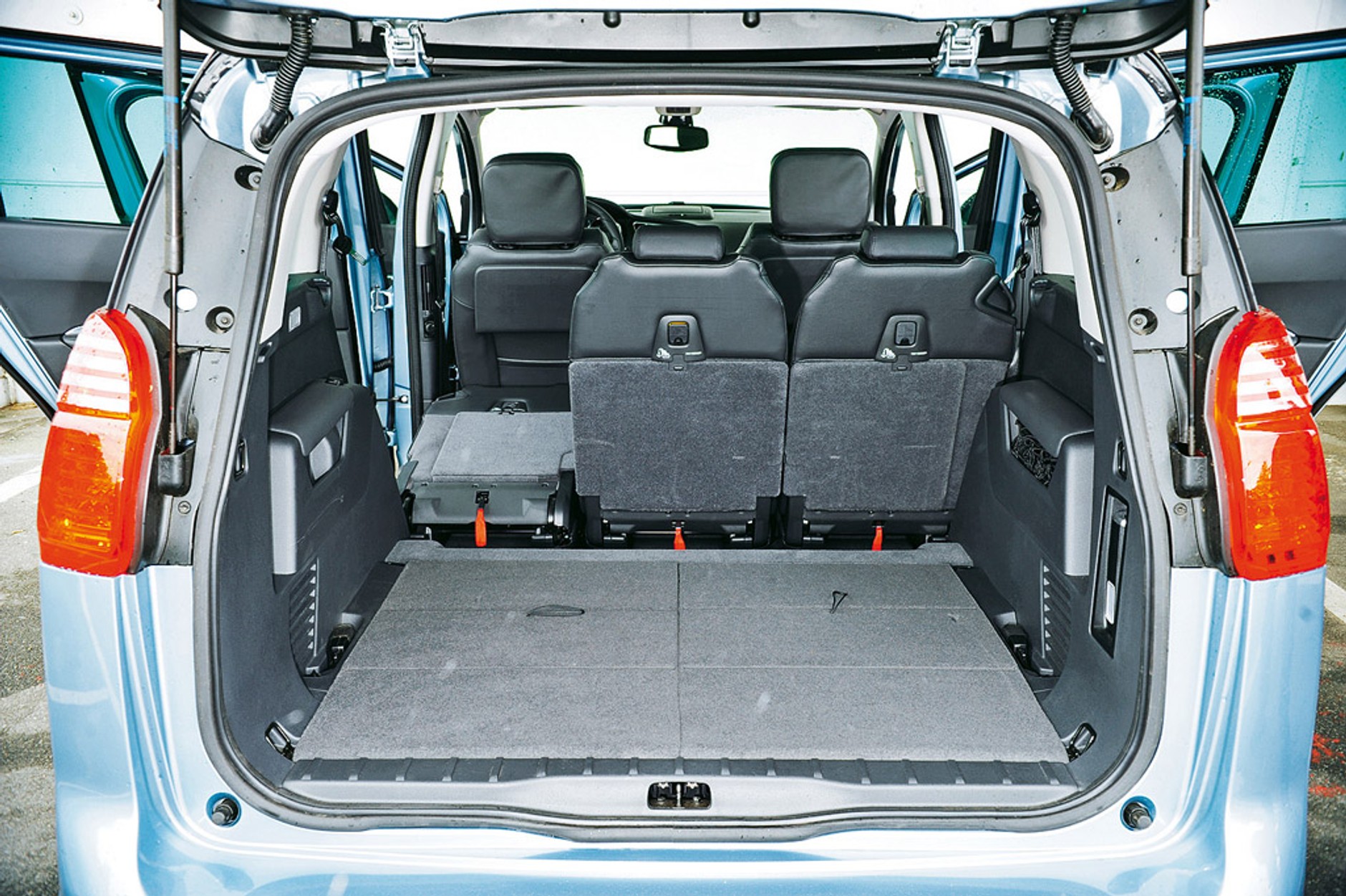 Chevrolet Orlando kontra VW Touran i Peugeot 5008: siedem miejsc na życzenie