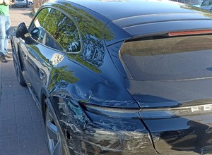 Na ulicy w Warszawie leżał kluczyk do Porsche. Znalazca postanowił się przejechać
