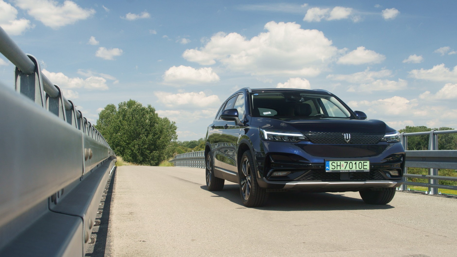 Z daleka Skywell ET5 wygląda na auto o rozmiar mniejsze