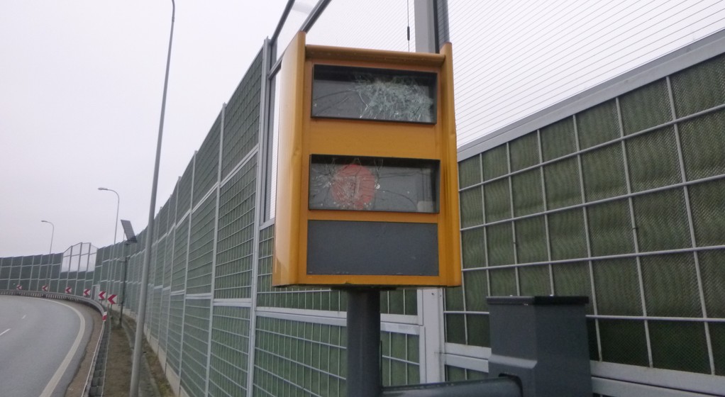 Uszkodzony autostradowy fotoradar