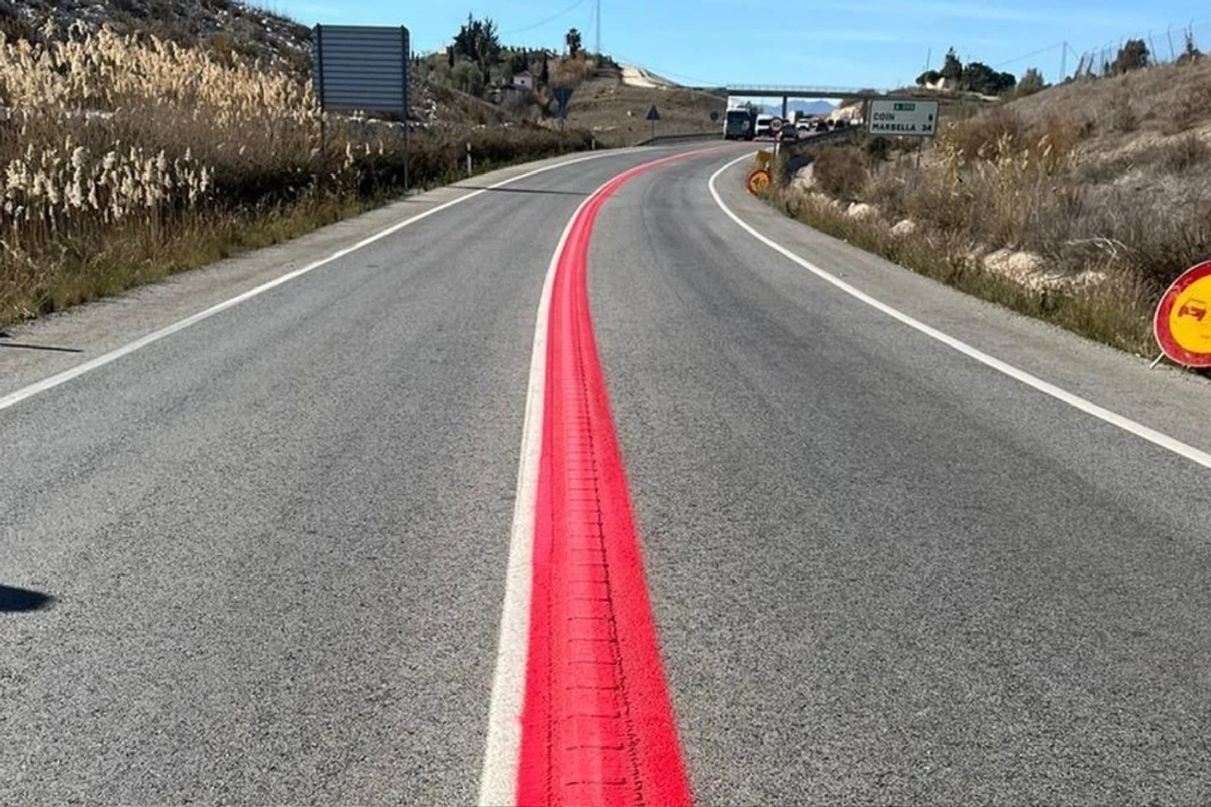 Czerwona linia na drogach ma działać na podświadomość. Za złamanie przepisów grożą surowe mandaty