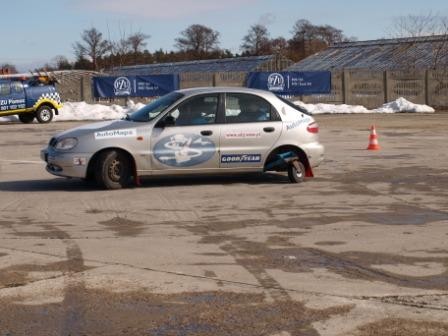 Z kobietą na drodze jest bezpieczniej