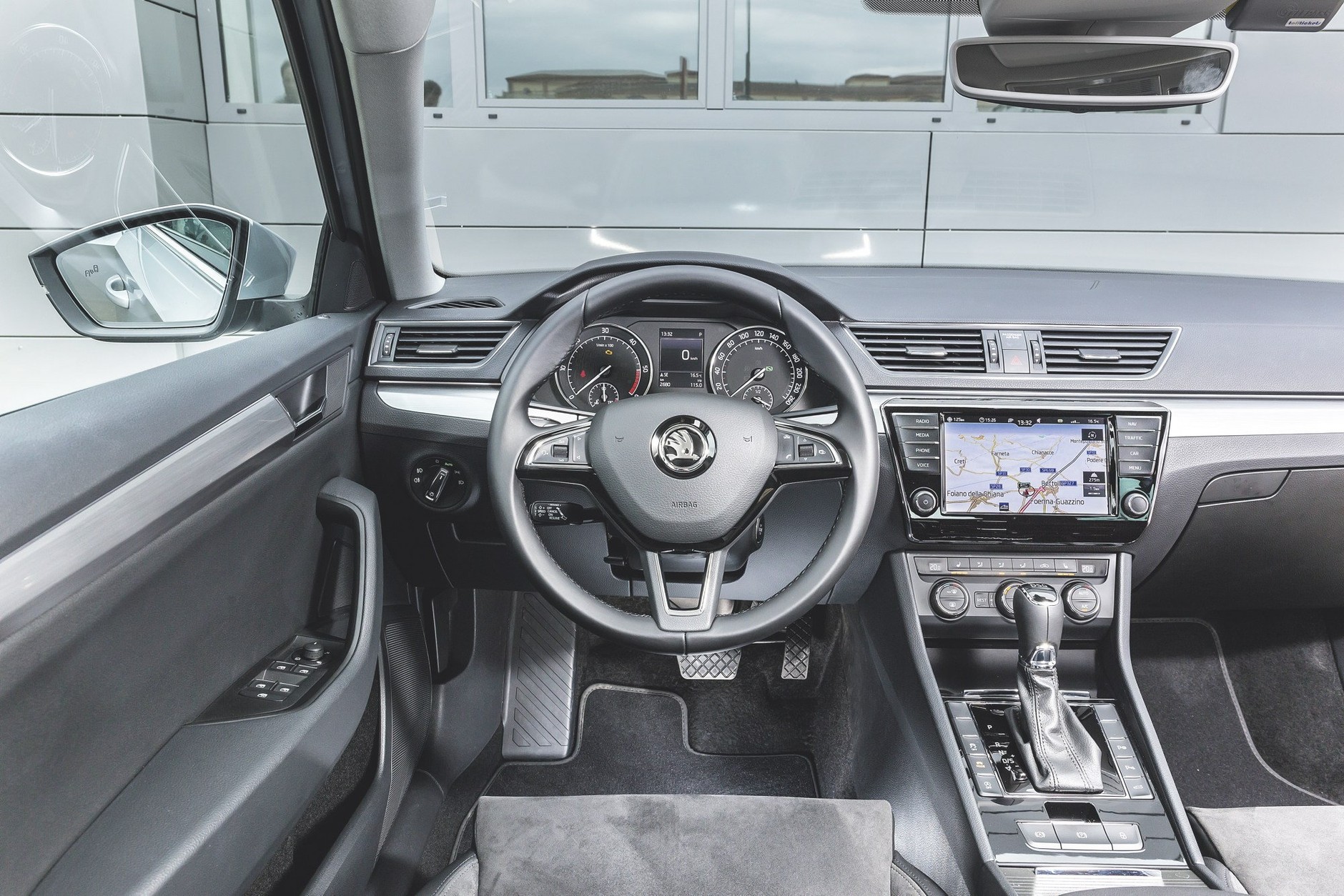 Porównanie: Mercedes E 220 BlueTec kontra Skoda Superb 2.0 TDI