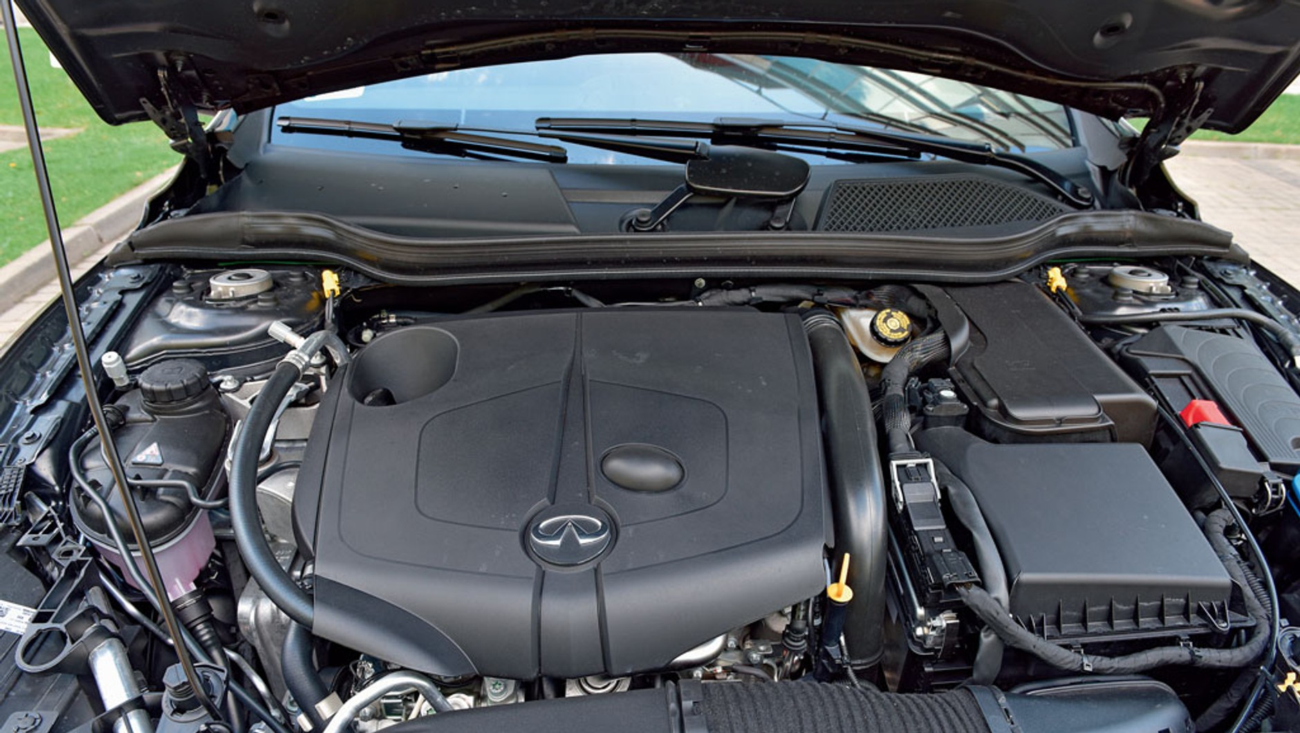 Infiniti QX30 było wyposażone w kompletny układ napędowy od Mercedesa, z silnikiem 2.2 Cdi i mercedesowską skrzynią biegów. 