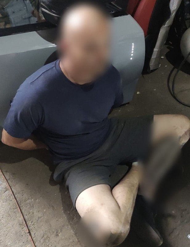 Policjanci weszli do "dziupli". Złodzieje wpadli na demontażu BMW wartego pół miliona