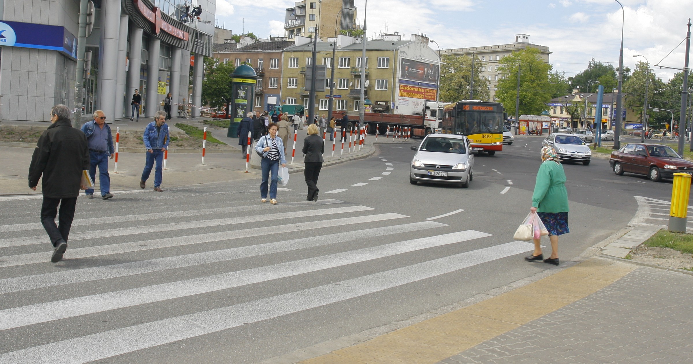 Przejście dla pieszych na ruchliwym skrzyżowaniu