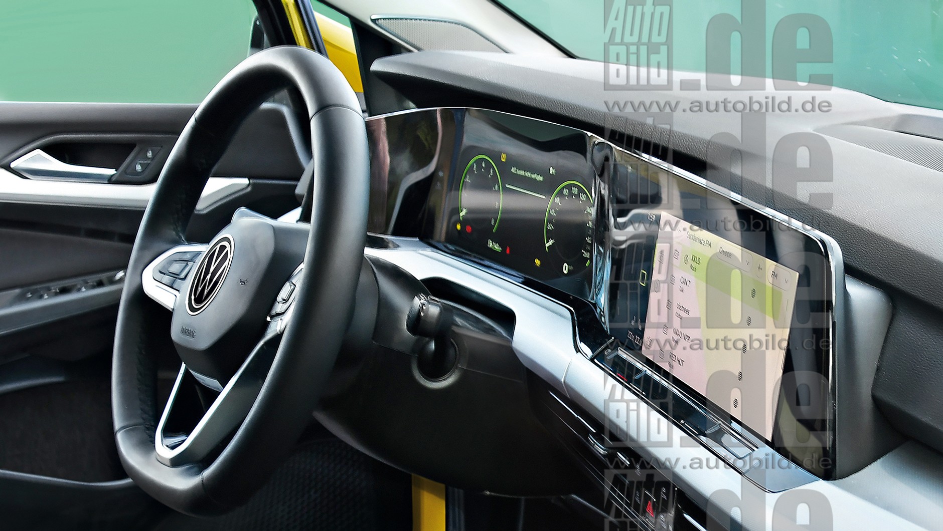 Kokpit Volkswagena Golfa VIII: to nie jest ilustracja komputerowa, lecz zdjęcie zrobione w prototypie nowego Golfa. Duże ekrany przypominają te z kokpitu Mercedesa klasy A
