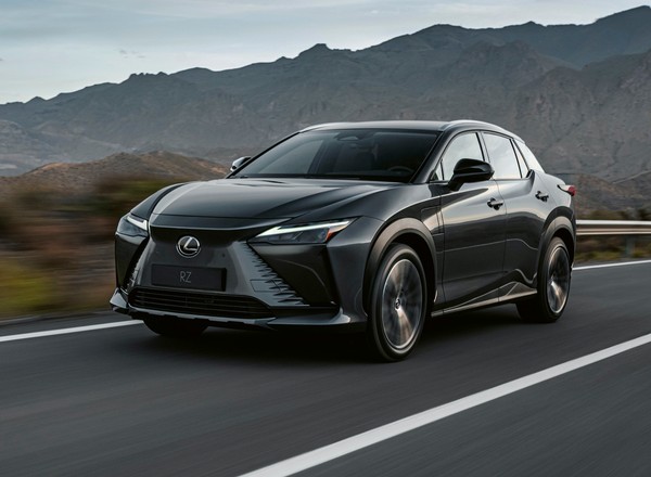 Lexus RZ 450e bez spalinowych genów i z wolantem zamiast kierownicy. Widzieliśmy go z bliska