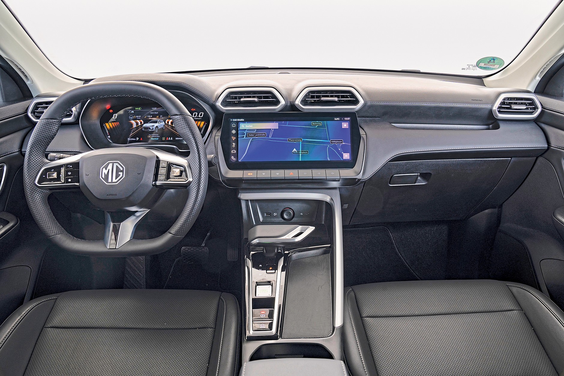 Pojedynek niedrogich SUVów: Dacia i MG