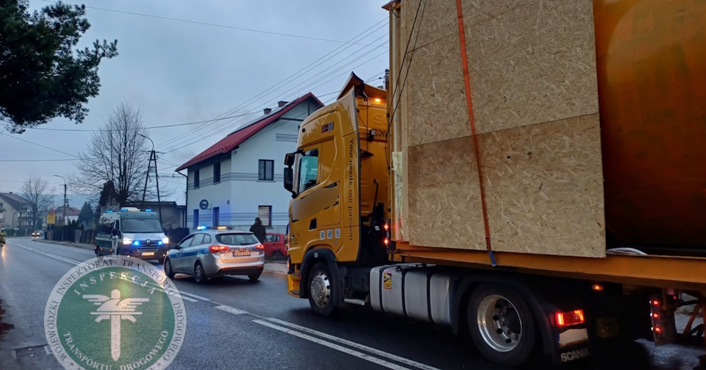 Przewoził komorę baryczną. Nie zmieścił się pod linią energetyczną