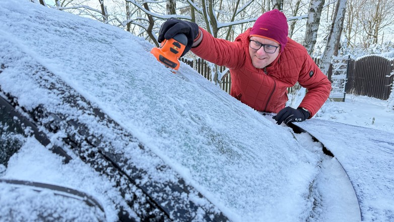 Sprawdziłem, jak działa elektryczna skrobaczka do szyb Osram Ice Scraper