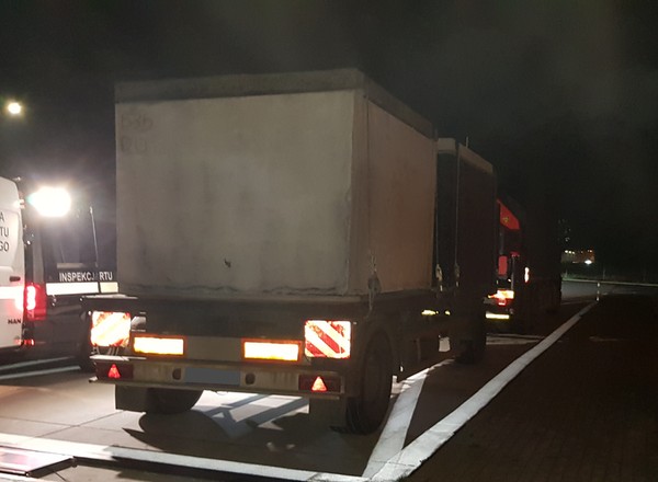 Inspektorzy ITD sprawdzali przyczepy. Tablica wydała im się podejrzana
