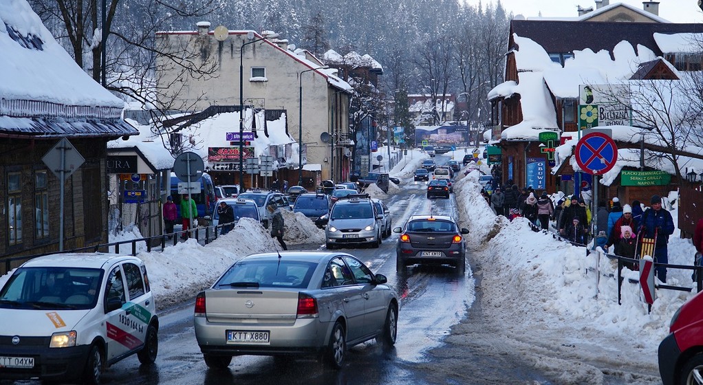 Ruch uliczny w Zakopanem zimą