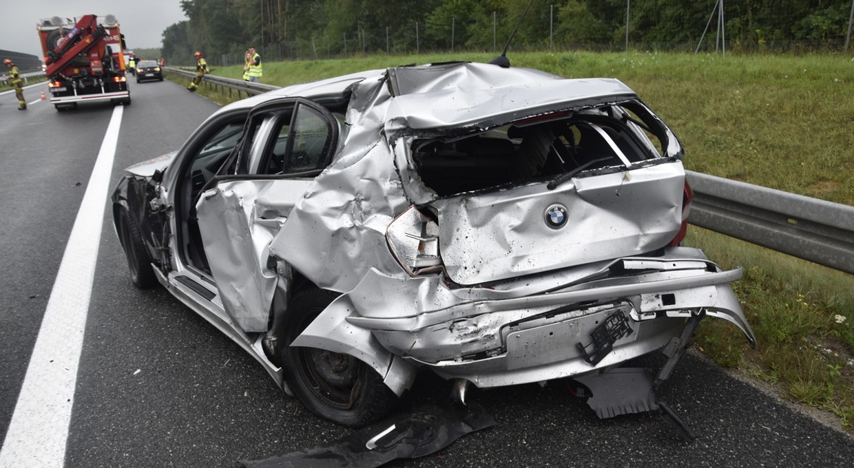 Kierowcy schowali się przed burzą i doszło do wypadku. Nie rób tak na autostradzie! [ZDJĘCIA]