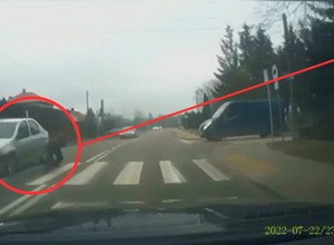 To wideo to nauczka dla kierowców. Nastolatka mogła zginąć na pasach