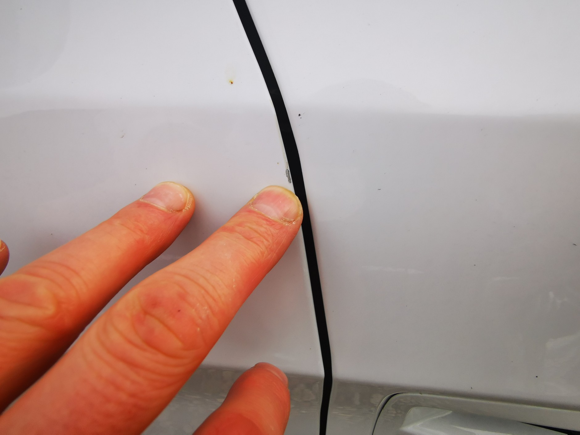 Ford S-Max z 2019 roku z przebiegiem 56 tys. km miał być idealny. Takie otarcia w tylnej części drzwi są normalne, ale nie z przodu!