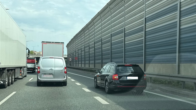 Obowiązkowa jazda na suwak: gdy jest korek i obok kończy się pas, powinniśmy wpuścić przed siebie jeden samochód jadący pasem, który się kończy lub jest zablokowany