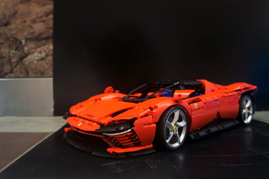 Ferrari Daytona SP3 w skali 1:8 z klocków LEGO