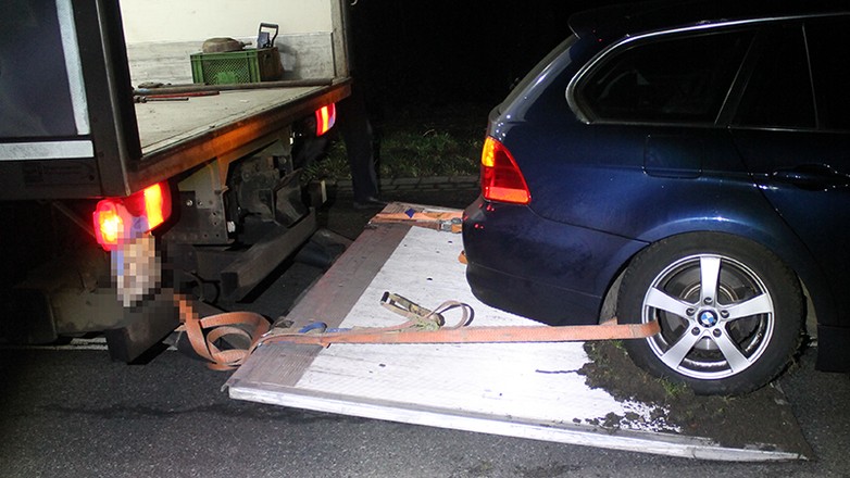 Holowanie BMW po pijanemu po kolizji